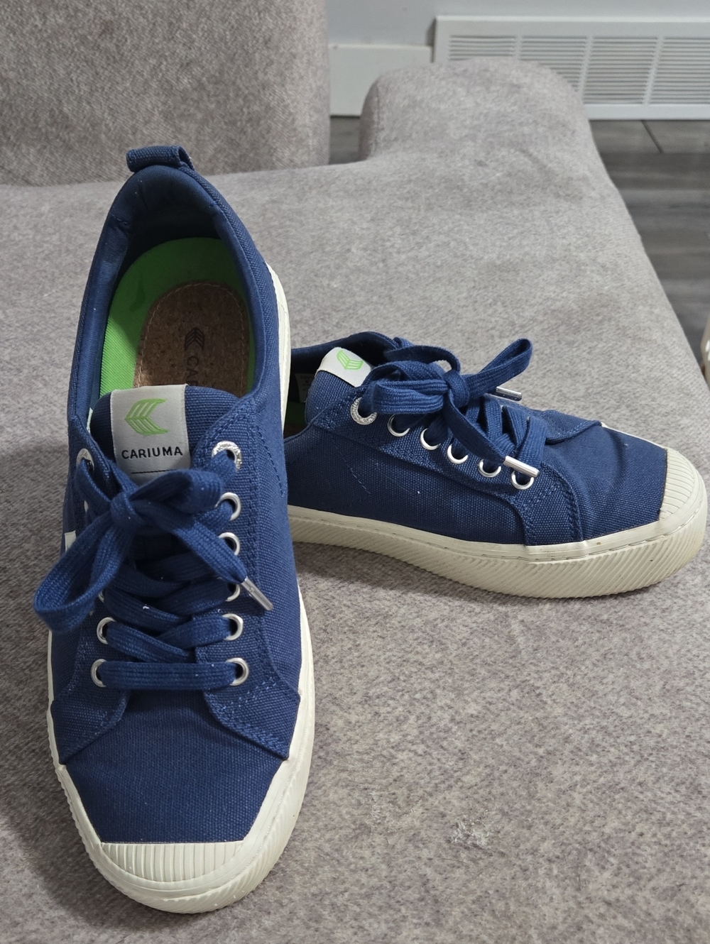 Cariuma Men’s Navy Canvas Low-Top Sneakers